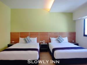 Katil atau katil-katil dalam bilik di Slowly inn