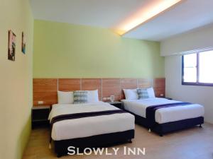 Katil atau katil-katil dalam bilik di Slowly inn