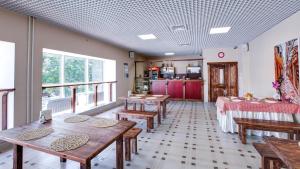 Il comprend un salon avec des tables en bois et une cuisine. dans l'établissement Otdykh 10 Hotel, à Moscou