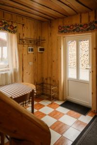 a room with a bed and a window and a door at Guest House Mandrivnyi Rooms&Apartments in Yasinya