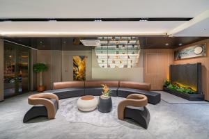 a living room with a couch and a fireplace at 德全m酒店 in Beijing