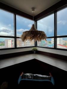 ein Wohnzimmer mit einer Couch vor einem Fenster in der Unterkunft Coco Hotel in Bangkok