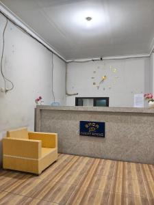 a waiting room with a counter and a clock on the wall at Baga Guesthouse in Kanggraksan