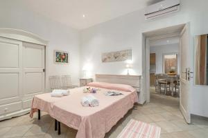 a bedroom with a bed and a table with towels at Domos Pintadas -Happy Rentals in Rudalza