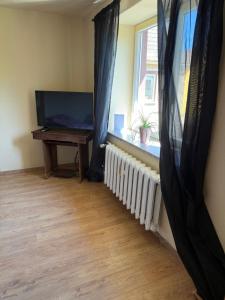 a room with a television and a table and a window at Himmelswege in Nebra