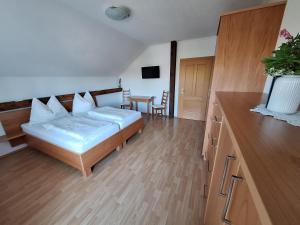 a bedroom with a bed and a table in a room at Privatzimmer am Weinbrunnen in Vorchdorf