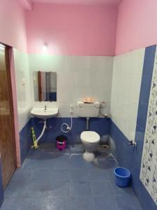 a bathroom with a toilet and a sink at HOTEL BABA INN, Lodge in Belgaum +29 photos