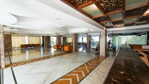 eine Lobby eines Gebäudes mit einem großen Stockwerk in der Unterkunft Mystical Valley View Resort and Spa, Udaipur in Udaipur