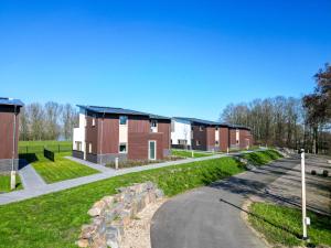 a road in front of a row of houses at Kooparc in Giesbeek