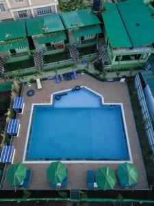 an overhead view of a swimming pool with umbrellas at Emmonlang Resort and Restaurant in Dingpasoh