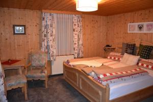 una camera da letto con un letto, un tavolo e una sedia di Hotel Gasthaus Schwarzenstein a Ginzling