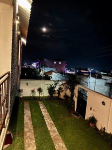 a view of a yard of a house at night at Hotel-cafetería TERRAVOLCAN in San Pedro Sacatepéquez +8 photos