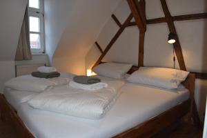 En eller flere senge i et værelse på Stella Apartments am Erfurter Dom