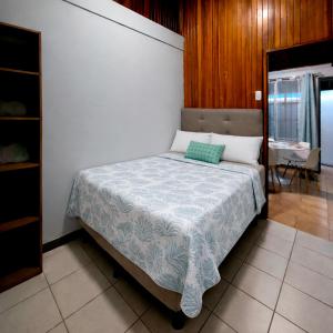 a bedroom with a bed with a green pillow on it at La Casa del Centro in Quesada