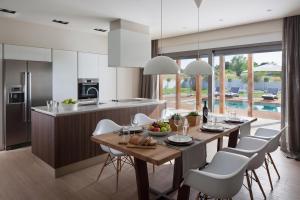 a kitchen and dining room with a table and chairs at Villa Royal Green - Happy Rentals in Labin
