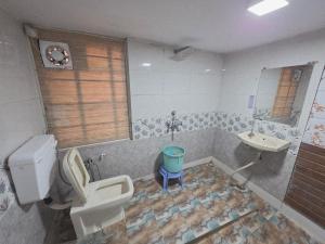 a bathroom with a toilet and a sink at Jodhpur House Mount Abu in Mount Ābu