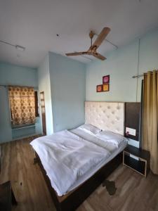 a bedroom with a large bed with a ceiling at Jodhpur House Mount Abu in Mount Ābu +17 photos