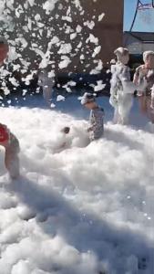 a group of children playing in the snow at Domki Letniskowe BŁĘKIT in Gąski