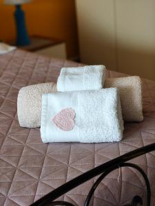 two towels sitting on top of a bed at Casa vacanze da Roberta a pochi km da Oristano in Simaxis