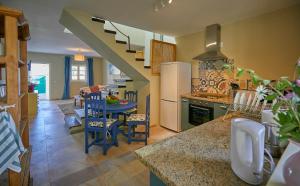 A kitchen or kitchenette at Villa Palmeras Beach Puerto del Carmen