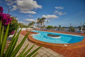 Kolam renang di atau dekat dengan Villa Palmeras Beach Puerto del Carmen