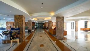 eine Lobby mit Säulen in der Mitte eines Gebäudes in der Unterkunft Mystical Valley View Resort and Spa, Udaipur in Udaipur + 45 Fotos