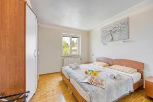 ein Schlafzimmer mit einem Bett, auf dem ein Tablett mit Früchten steht in der Unterkunft Debeli Rtič Apartments in Ankaran