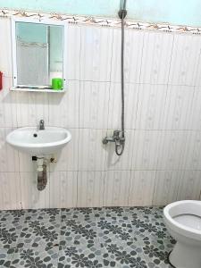 a bathroom with a sink and a toilet at Quốc Khánh Guest House in Thôn Lại Thê