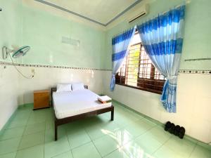 a bedroom with a bed and a window at Quốc Khánh Guest House in Thôn Lại Thê