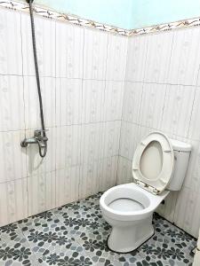 a bathroom with a toilet and a shower at Quốc Khánh Guest House in Thôn Lại Thê