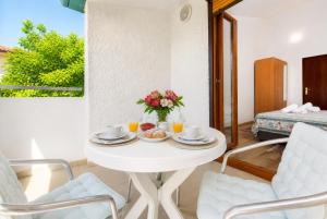a room with a table and chairs and a bed at Enjoy & Relax Da Elvia in Rovinj