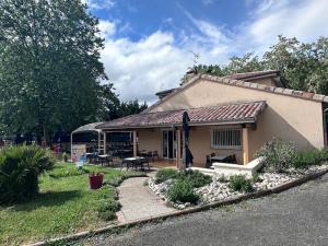 a house with a table and chairs in a yard at CAMPING DE LA CHALARONNE in Saint-Didier-sur-Chalaronne