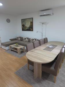 a living room with a table and a couch at Drinska kućica in Ljubovija