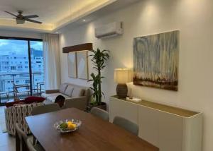 a living room with a table and a couch at Torre meridt in Santo Domingo