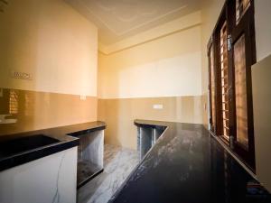 a bathroom with black counter tops in a room at Hotel Vrinda mohan kunj Near Prem Mandir in Vrindāvan