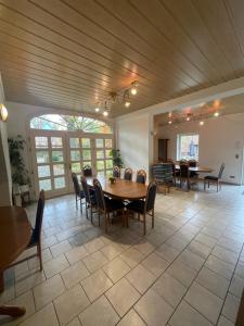 a dining room with a table and chairs at Gästehaus Wedework in Wedemark