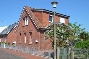 a brick house with a street light in front of it at Ferienhaus Daheim in Borkum