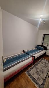 ein Schlafzimmer mit zwei Betten in einem Zimmer in der Unterkunft Atika in Cazin