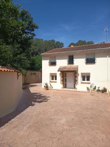 a large white house with a large driveway at La Llar del Magraner in Barraca de Aguas Vivas