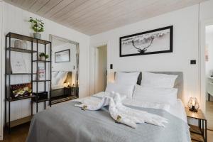 a bedroom with a large bed with white sheets at Danube Rooms Abteistrasse - Self Checkin - kostenlos Parken direkt an der Unterkunft - Ideal für Geschäftsreisende und Städtetrips in Passau