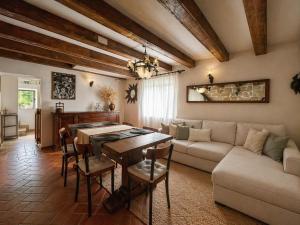 ein Wohnzimmer mit einem Tisch und einem Sofa in der Unterkunft Poet's Rest in Pieve Santo Stefano