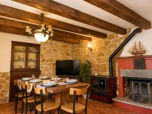 ein Esszimmer mit Tisch und Kamin in der Unterkunft Poet's Rest in Pieve Santo Stefano