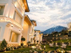 a house with a view of a mountain at The Riviera Hotel Pahalgam in Pahalgām +39 photos