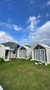 a row of modular homes in a yard at Villa Miradarma in Sembalun Lawang