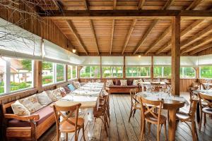 un restaurante con mesas y sillas en una habitación en Hotel Nosselia, en Krzyczki