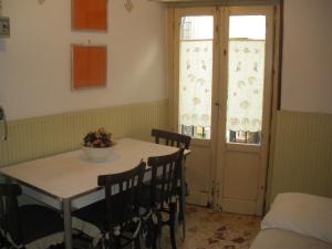 a dining room with a table and chairs and a window at Siciliana in Caronia