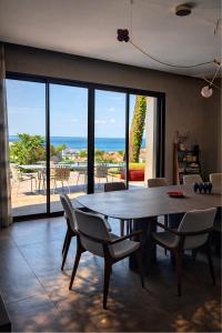 a dining room with a table and chairs and the ocean at Les Villas de la Ville d'Hiver Palissy et Velleda in Arcachon