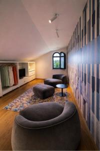 a living room with two couches and a table at Les Villas de la Ville d'Hiver Palissy et Velleda in Arcachon