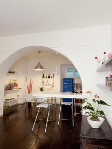 ローマにあるTrastevere Art Houseのキッチン、ダイニングルーム(白いテーブル、椅子付)