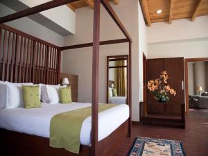 um quarto com uma cama de dossel num quarto em CityHotel, Thimphu em Thimphu